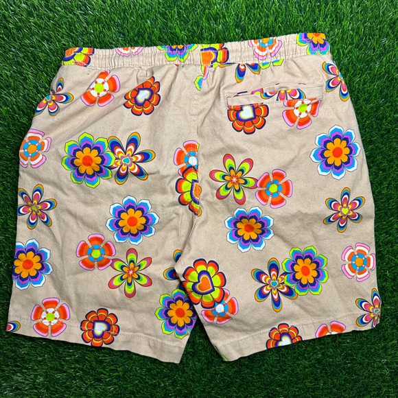 Men’s summer vibes floral print tan shorts - Picture 3 of 3